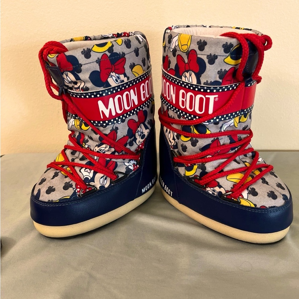Authentic rare, Minnie mouse moon boots
